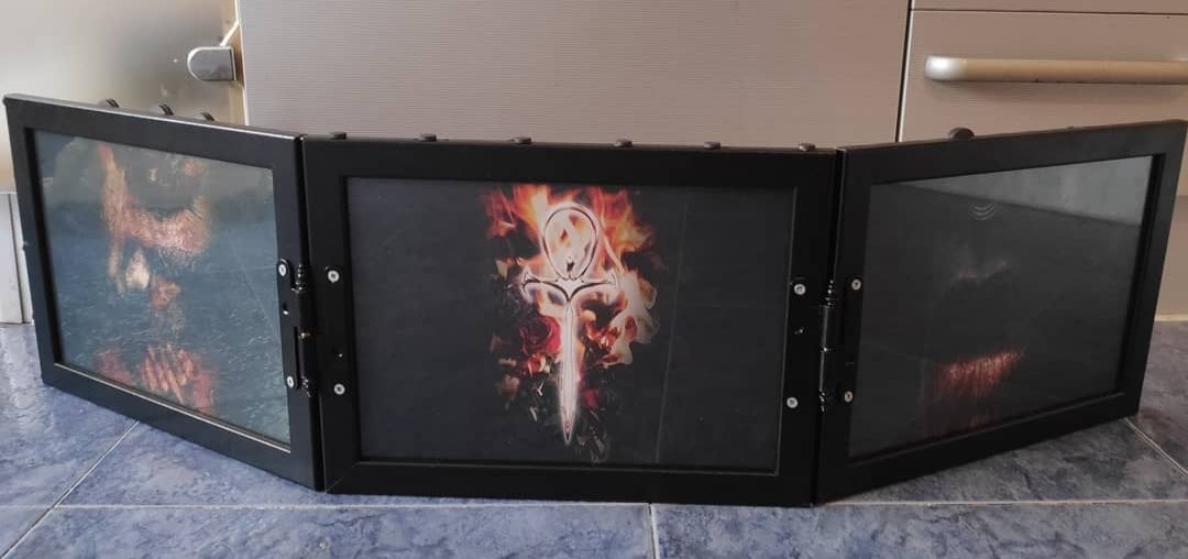 YmodabaTv's tweet image. Viendo la maravilla de @emenica, me ha parecido oportuno compartiros mi crafteo. No es tan cómoda como la del artífice de la joya del tweet que cito, pero es muy fácil de construir y relativamente barata. Además, las imágenes se cambian sin problema y tiene imanes everywhere. 😊