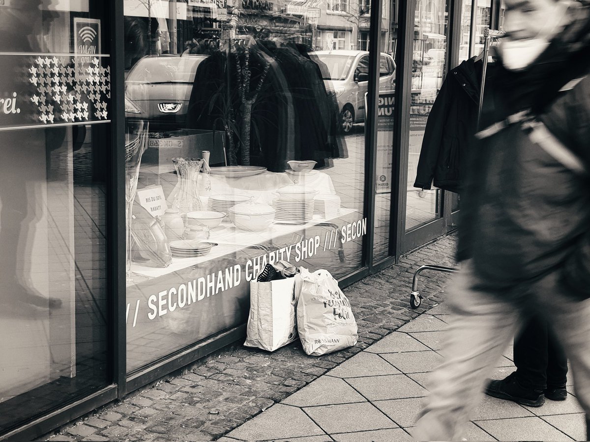 #streetphotography #storyofthestreet #photooftheday #schwarzweißfotografie #bw_photooftheday #charity #secondhand #city #cityphotography #urbanjungle #urbanjunglebloggers #urbanphotography #fotografie #street #streets_storytelling