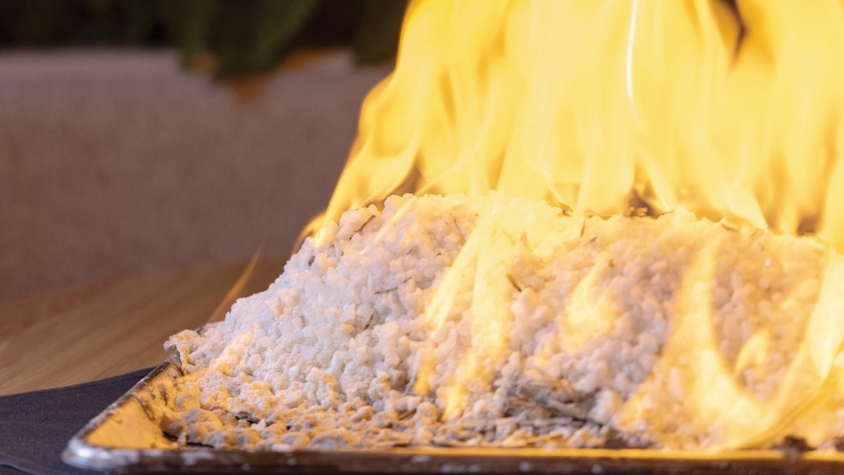 USFoods's tweet photo. Nothing turns heads like flames 🔥 from a dish! #Flambé is an affordable, easy way to get buzz & new guests. See how #restaurants heat up their #menus in #FoodFanaticsMag: https://t.co/fRpUFHFaEc #usfoods #onfire https://t.co/J6xvT054vG