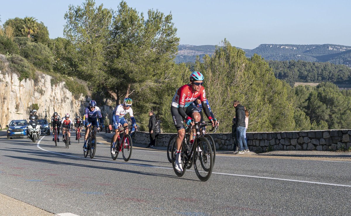 Passage du groupe de poursuivants au pied du col de la gineste #GPLM2023 avec Valentin FERRON <a href="/TeamTotalEnrg/">Team TotalEnergies</a>