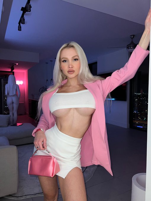 Can I be your secretary? https://t.co/vVIVUfzee6