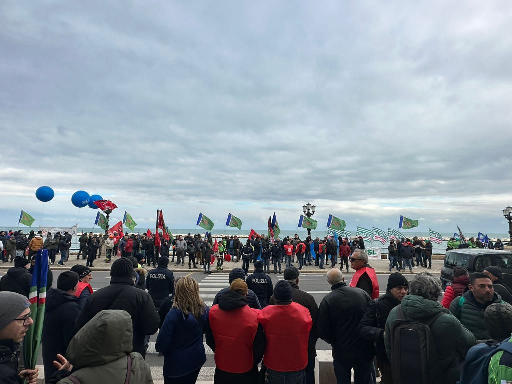 fai_cisl's tweet photo. #forestazione, a #Bari mobilitazione lavoratori ARIF, che rischiano di essere penalizzati da una legge @RegionePuglia che modifica il #contratto di riferimento. Presente la segr. naz. @RaffaBuonaguro: "#Sindacati hanno ottenuto per domani un incontro con assessore #Pentassuglia". https://t.co/vHAS309Hm8