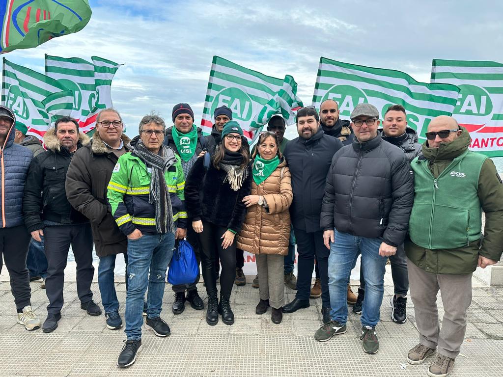 fai_cisl's tweet photo. #forestazione, a #Bari mobilitazione lavoratori ARIF, che rischiano di essere penalizzati da una legge @RegionePuglia che modifica il #contratto di riferimento. Presente la segr. naz. @RaffaBuonaguro: "#Sindacati hanno ottenuto per domani un incontro con assessore #Pentassuglia". https://t.co/vHAS309Hm8