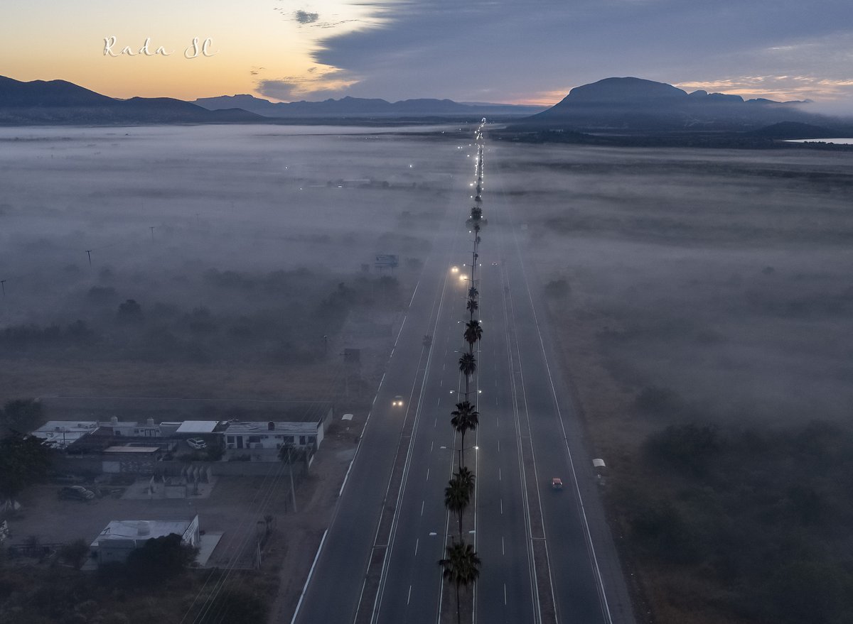 Rada_SC's tweet photo. San Carlos y Guaymas amanecieron con una neblina espesa, y que elevando un poco el drone se podia apreciar un amanecer hermoso sobre las nubes. El Tetakawi estaba con cobija de algodón! https://t.co/cv0keVuyMl