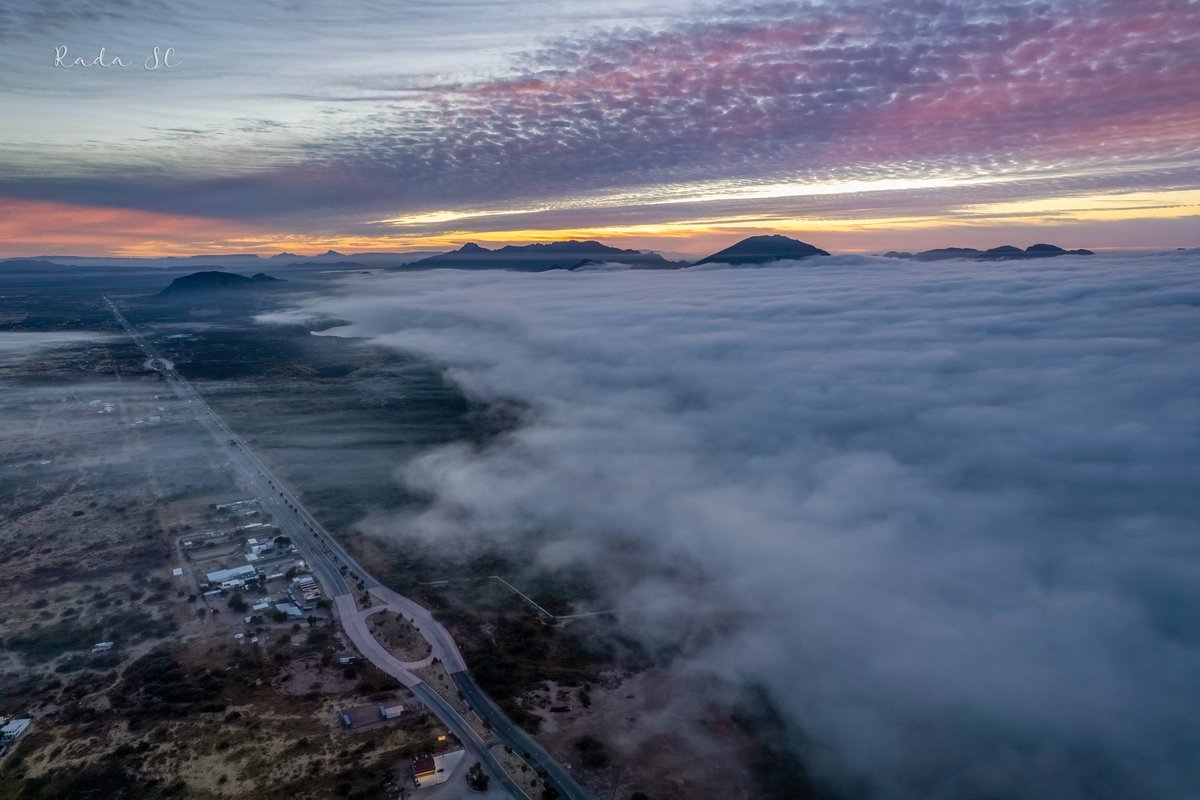 Rada_SC's tweet photo. San Carlos y Guaymas amanecieron con una neblina espesa, y que elevando un poco el drone se podia apreciar un amanecer hermoso sobre las nubes. El Tetakawi estaba con cobija de algodón! https://t.co/cv0keVuyMl
