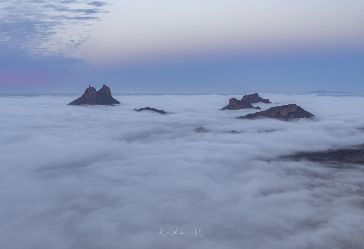 Rada_SC's tweet photo. San Carlos y Guaymas amanecieron con una neblina espesa, y que elevando un poco el drone se podia apreciar un amanecer hermoso sobre las nubes. El Tetakawi estaba con cobija de algodón! https://t.co/cv0keVuyMl