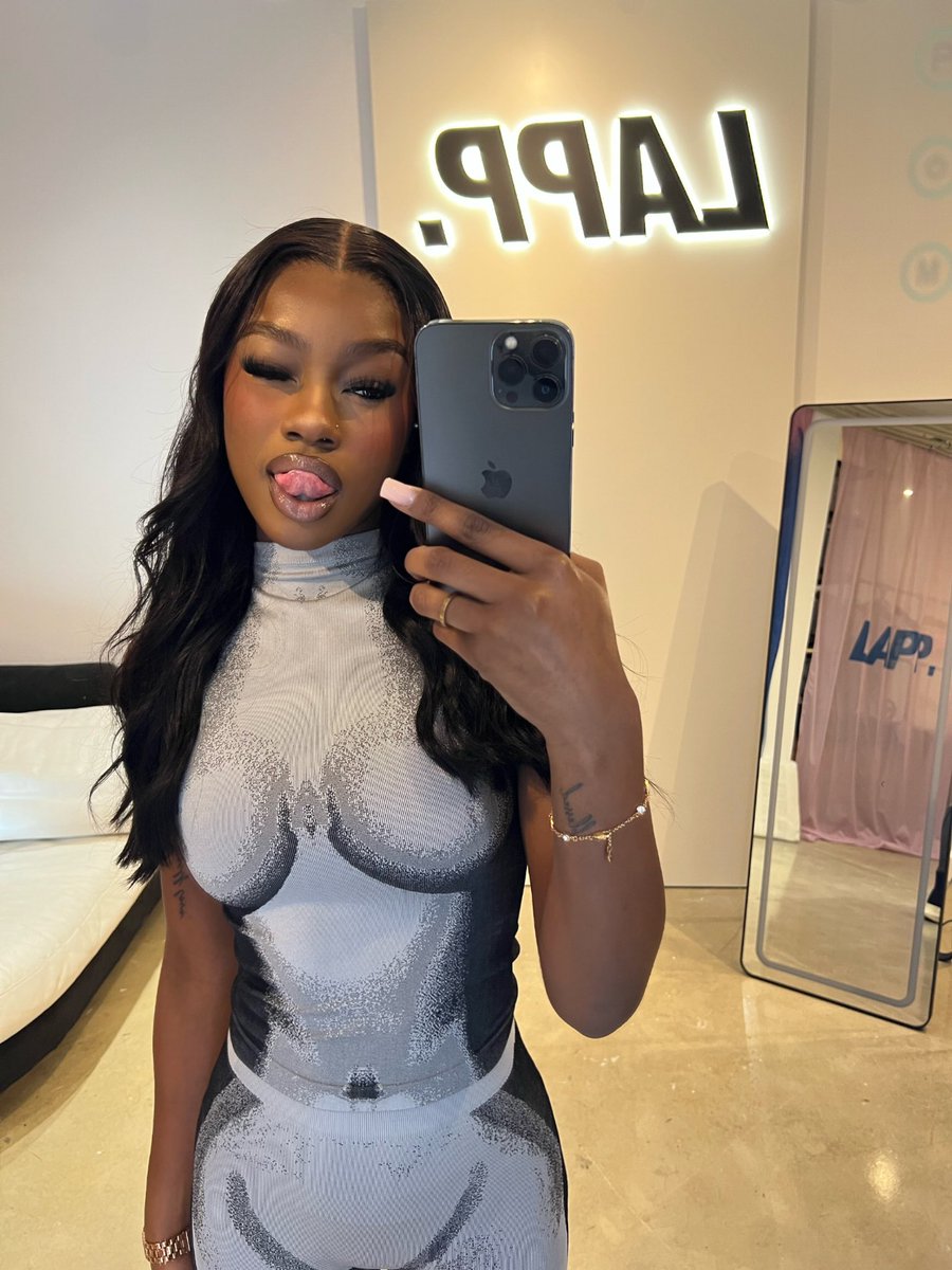 Like damn she in her mood 🫶🏾