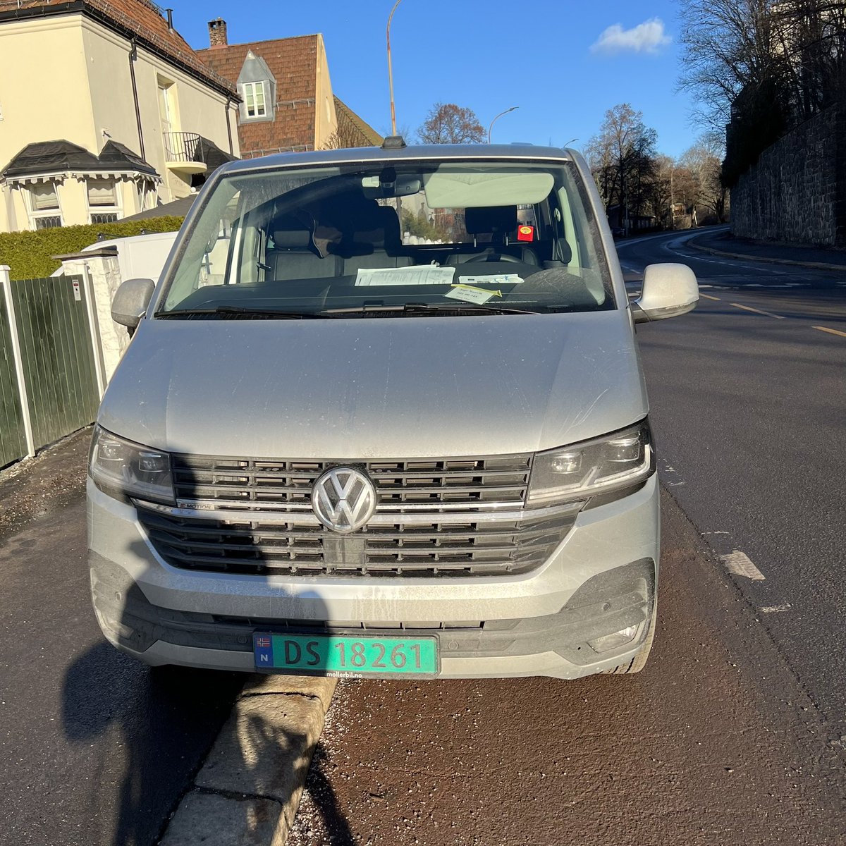 sykkelpendler's tweet photo. Congratulations to #CarWanker 🇳🇴 DS 18261 you won a #ShitParkingAward sticker 🎉🎉 #Oslo #DS18261 https://t.co/zmfkYW9IuV