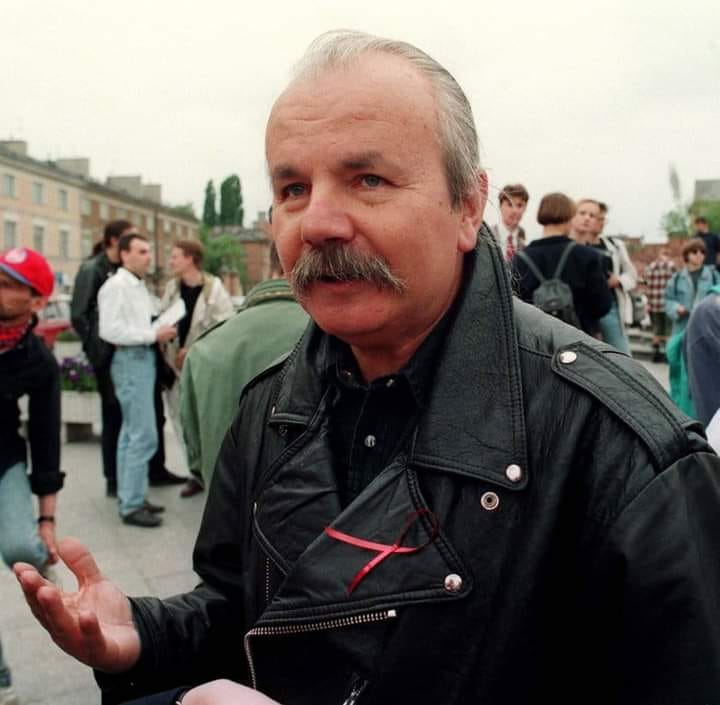 Marek Kotański - pomagał biednym, uzależnionym i bezdomnym, nie biorąc za to żadnych pieniędzy.
Żył skromnie, odszedł w wieku 60 lat zostawiając po sobie niewielkie mieszkanie.

Wielki człowiek, o którym tak wielu zapomniało. Wzór godny naśladowania! ❤️

(Maciej Czubek - fb)