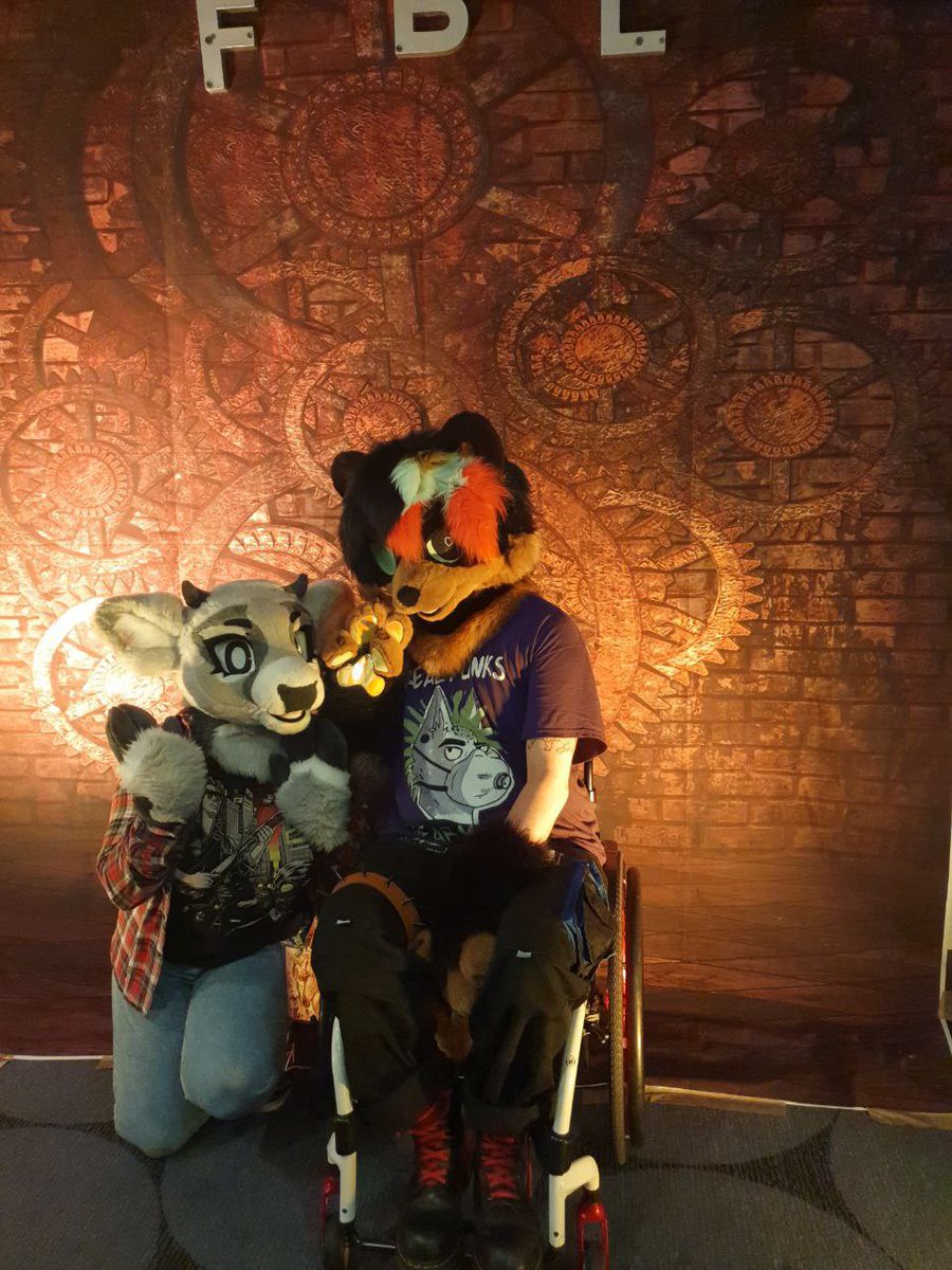 fur_vin's tweet photo. Ain't my suit family so cool ??

(Suiter is Paper, grey cow is also by Tomacats, pic is Mlice) https://t.co/Nu8I9ObCp8