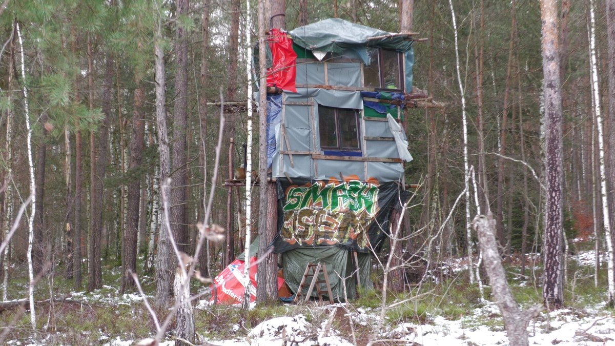 ricoloeb's tweet photo. In solchen Baumhäusern übernachten die Aktivisten, teilweise sind die Bauten mehrstöckig und sogar beheizbar. // #HeiboBleibt https://t.co/QzcTYvHuOs