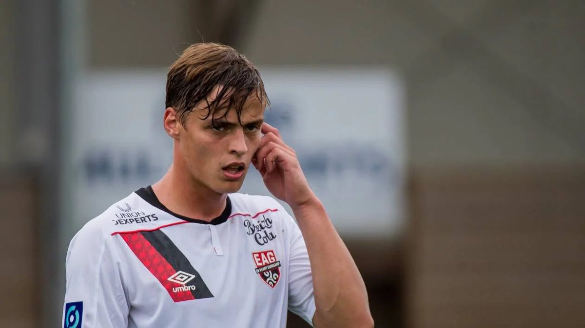 Théo Le Normand revient à Guingamp. Il a passé 6 mois en prêt du côté d’Avranches en National. Il a disputé 9 rencontres et marqué 1 but. Très content de son retour pour la suite de la saison ! #TeamEAG