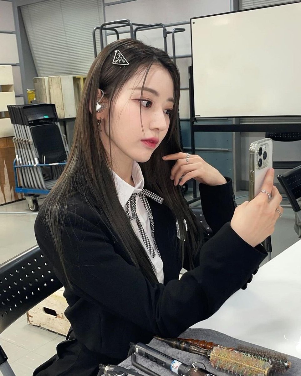 le_sserafim_ita's tweet photo. 🔹️[#SAKURA INSTAGRAM UPDATE]•300123

"Se balli lentamente, scomparirà~🐈‍⬛"

🔗 https://t.co/tU4wZx4Lct

#LE_SSERAFIM #LE_SSERAFIM_ITALIA #FERNOT https://t.co/zdRte83eWp