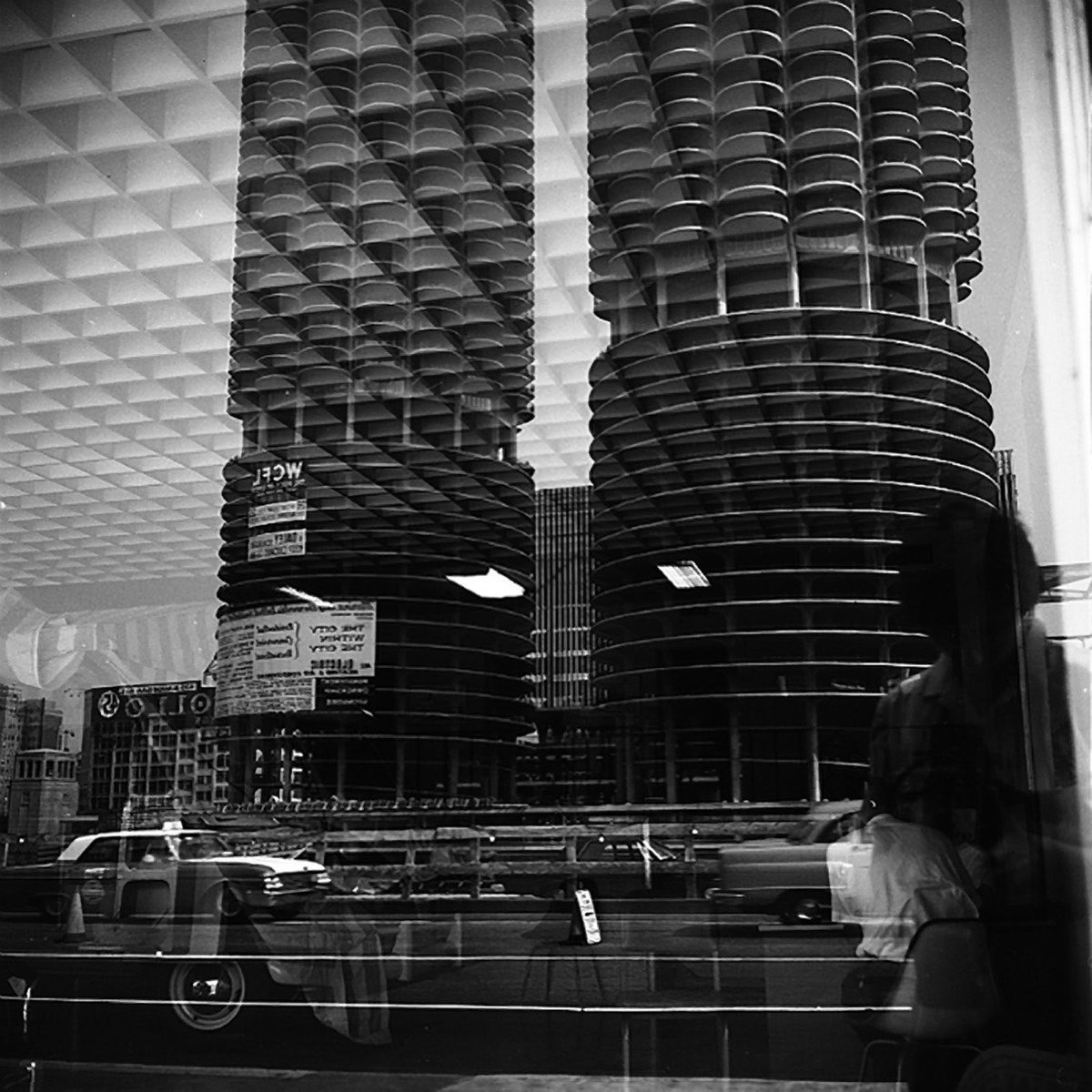 localchaoswonc's tweet photo. Introducing ZIMNE PIWO, a weekly curated playlist of artists from the Chicagoland area! Enjoy 10+ hrs of diverse selections including music by @sqrrlflwr @dearlysomber @Moontypo @frikomusic @NnamdisWorld &amp; more! 
Link in bio 🏙️🏙️🏙️
📸: Vivian Maier https://t.co/x31HnKTuVe