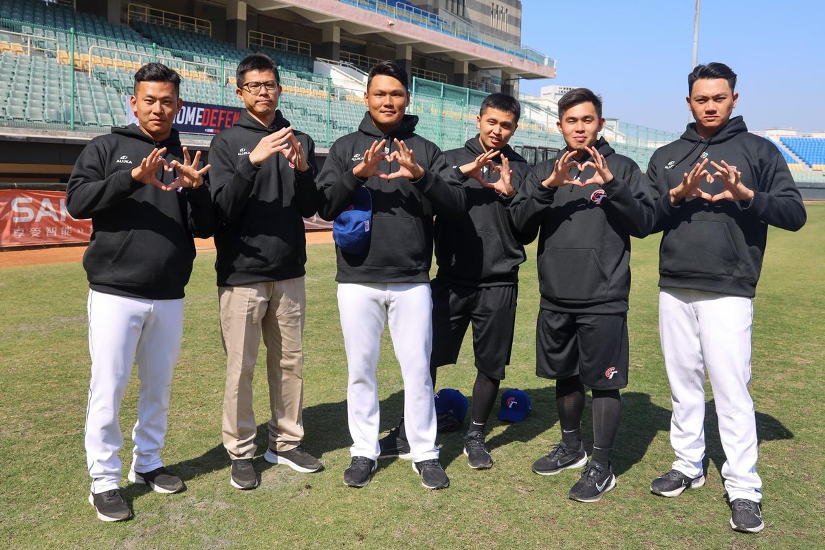 Our #WBC warriors!🫶🏻
#PeiFongDai #KuoChenFan #ShihPengChen #JyunYueTseng #ShaoChingChiang and the beloved athletic trainer 林家儀
Let’s go Guardians💙Best of Luck🍀