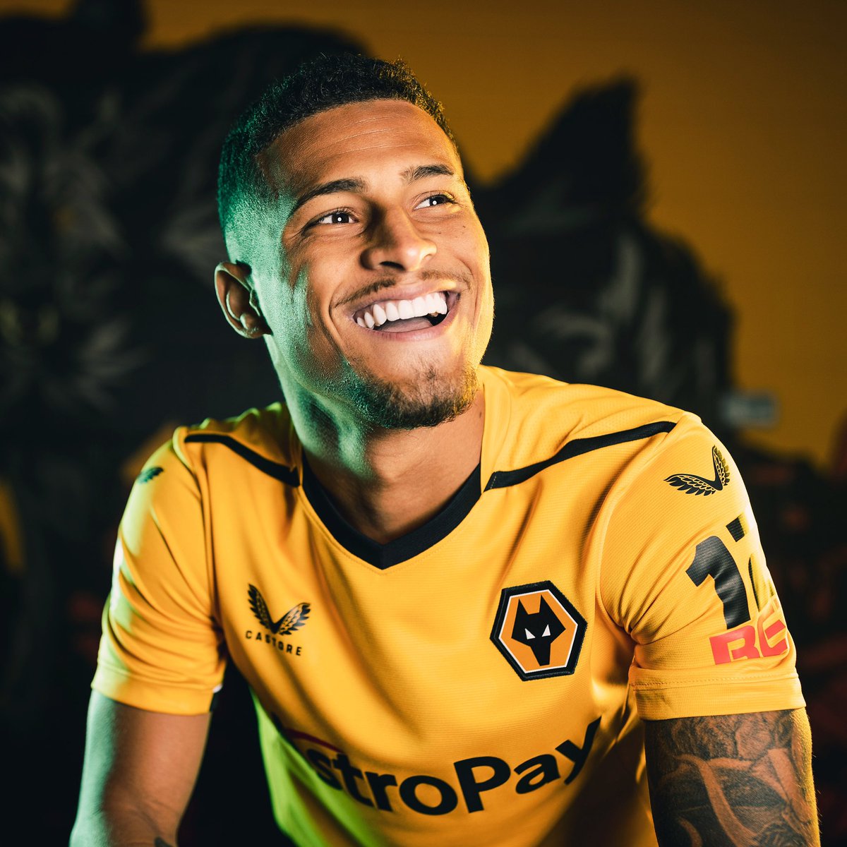 🟡⚫️ Caiu bem a camisa do Wolves no João Gomes?

📸 Divulgação/Wolverhampton