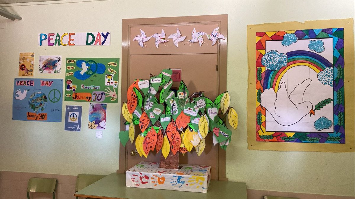 ColegioVilloria's tweet photo. Hoy día de la Paz en nuestro colegio. Nuestro árbol bien cargado de deseos de paz y nuestra mochila llena de buenas intenciones.
Feliz día a tod@s
https://t.co/RZBld2Vgv5 https://t.co/5nO9Jf3Ucy