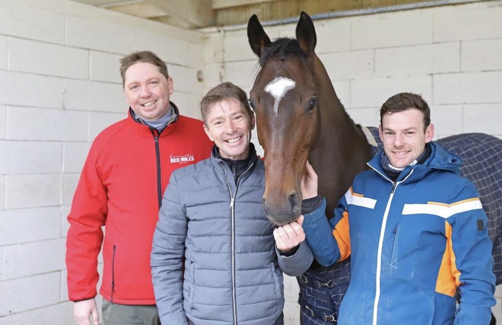 On a beaucoup parlé de l’exploit de #GoldTweet , Johnny Charron et <a href="/GabrielLeenders/">Gabriel Leenders</a> à <a href="/CheltenhamRaces/">CheltenhamRacecourse</a> …retrouvez la grande interview des vainqueurs ce matin à l’écurie, aux côtés du petit champion de <a href="/GregoryVayre/">Grégory Vayre</a> <a href="/agvkarwinstud/">agvkarwinstud</a> ! 

youtu.be/9tzprgPpBWA