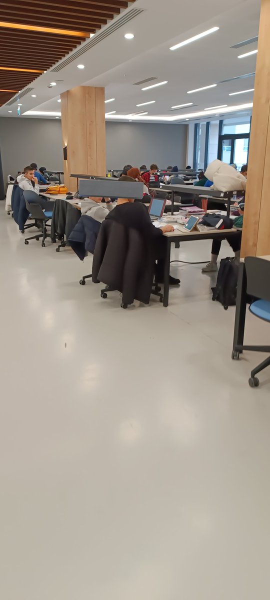 Kendilerinden okumalari istenilen ders kitaplari dışında bir kitap okuyan yok. Her masada tyt ayt kpss kitaplari. Her zaman ki gibi boş yer de bulunmuyor.