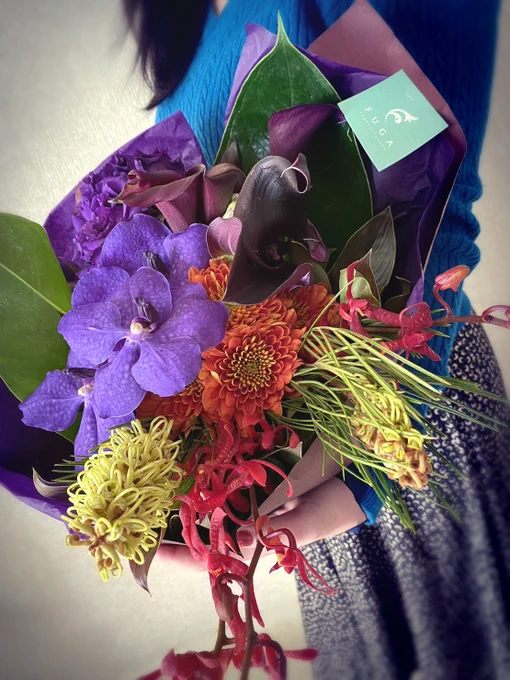お花が趣味の同居人()に頼んで龍之介イメージ花束作ってもらいましたー!モツ的な不思議な形の植物に、紫とオレンジのお花に飛び散る血のような赤の花が飛びてて素敵!#雨生龍之介生誕祭2023 
