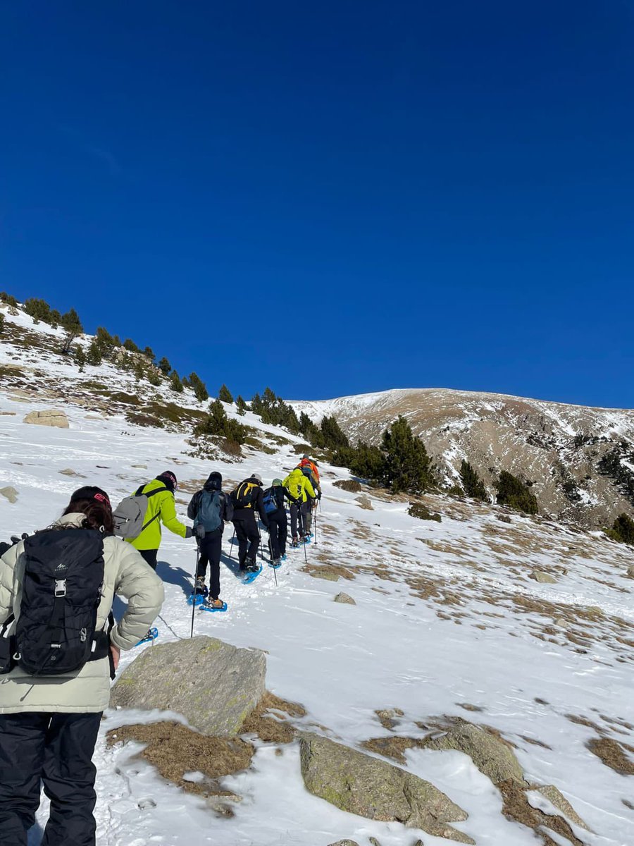EpiaOlot's tweet image. A LA NEU… Avui nous aprenentatges!!
Coneixent tècniques de progressió i guiatge de grups amb raquetes i aplicant mesures preventives en la reailització d'activitats de neu. 
Alumnes de GM Guia en el medi natural i Monitor de lleure. 
Gràcies @verticalemotions
#FPOLOT
