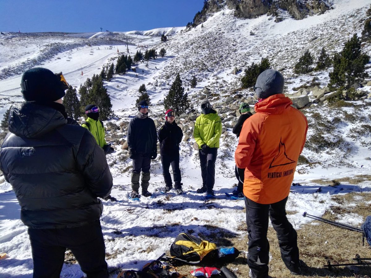 EpiaOlot's tweet image. A LA NEU… Avui nous aprenentatges!!
Coneixent tècniques de progressió i guiatge de grups amb raquetes i aplicant mesures preventives en la reailització d'activitats de neu. 
Alumnes de GM Guia en el medi natural i Monitor de lleure. 
Gràcies @verticalemotions
#FPOLOT
