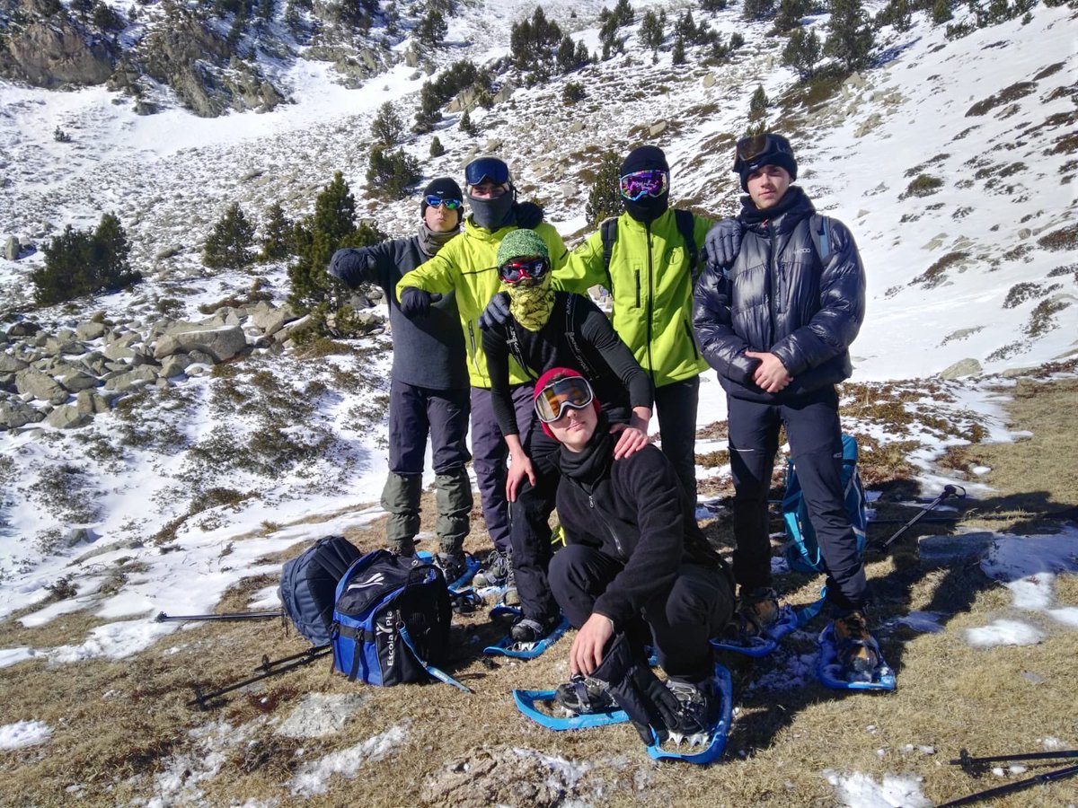 EpiaOlot's tweet image. A LA NEU… Avui nous aprenentatges!!
Coneixent tècniques de progressió i guiatge de grups amb raquetes i aplicant mesures preventives en la reailització d'activitats de neu. 
Alumnes de GM Guia en el medi natural i Monitor de lleure. 
Gràcies @verticalemotions
#FPOLOT