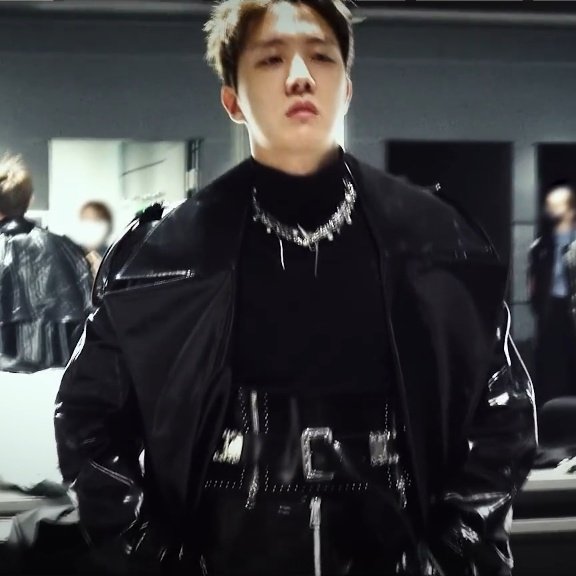 thvballet's tweet photo. EU TÔ TENDO UM TRECO,O CONCEITO DO PORTIFÓLIO DO HOBI @#$&amp;?! https://t.co/Hl8LtVkj0E
