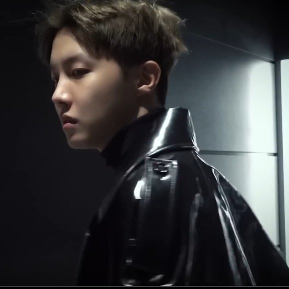 thvballet's tweet photo. EU TÔ TENDO UM TRECO,O CONCEITO DO PORTIFÓLIO DO HOBI @#$&amp;?! https://t.co/Hl8LtVkj0E