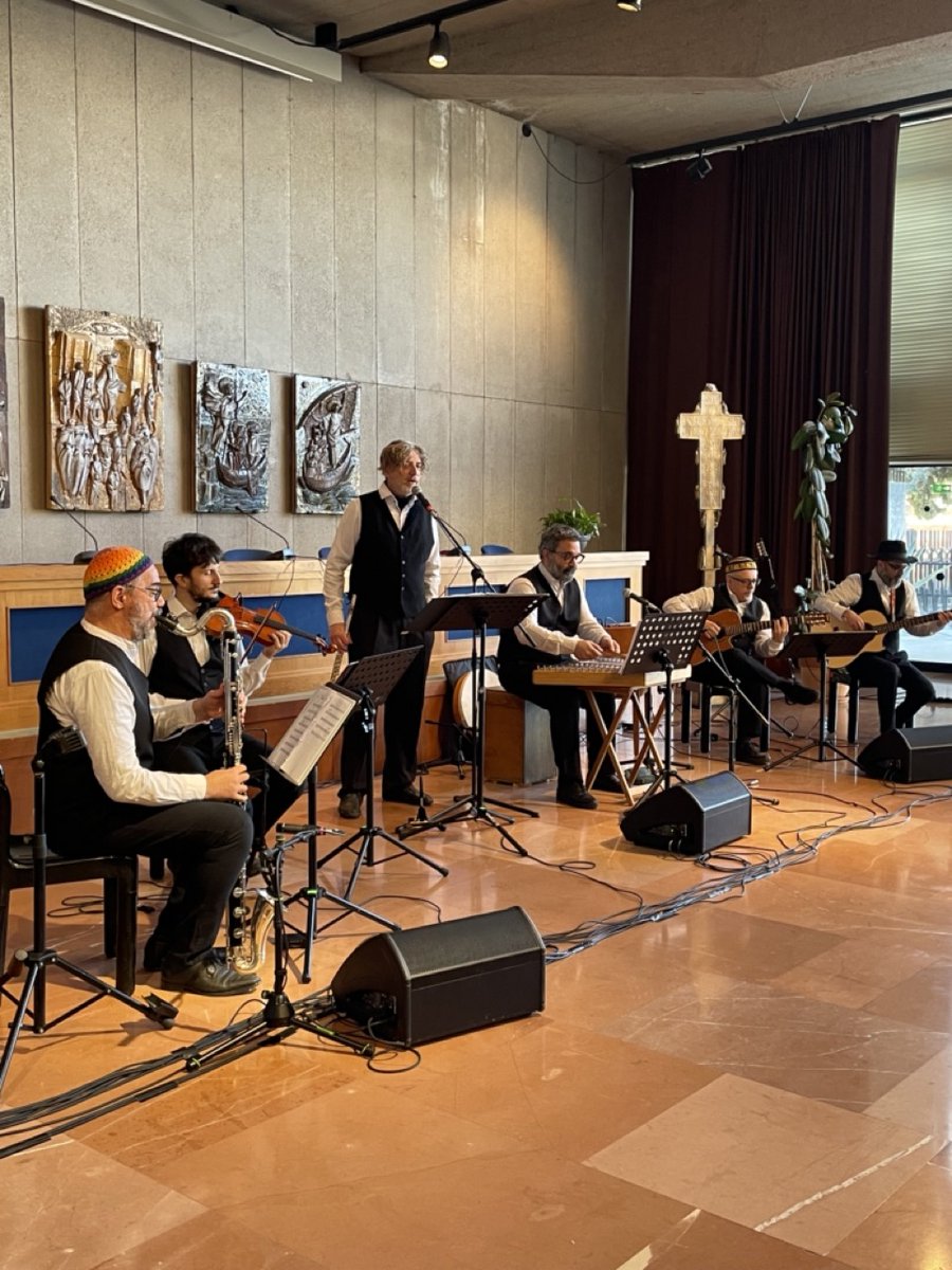 CittadellAssisi's tweet photo. Questa mattina la Cittadella di Assisi ha vissuto un momento molto bello ed importante con il concerto di musiche ebraiche KECHI KINNOR (prendi il violino) con Enrico Fink e i Solisti dell'orchestra multietnica di Arezzo. Vi hanno partecipato più di 600 studenti 3 gruppi da 200). https://t.co/t8jT85do4l