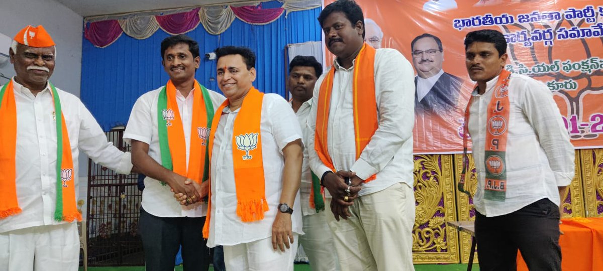 BharathAPBJP's tweet photo. With @Sunil Deodhar Ji in today's BJP executives meeting @ Mydukur, Kadapa https://t.co/NzKGp84saV