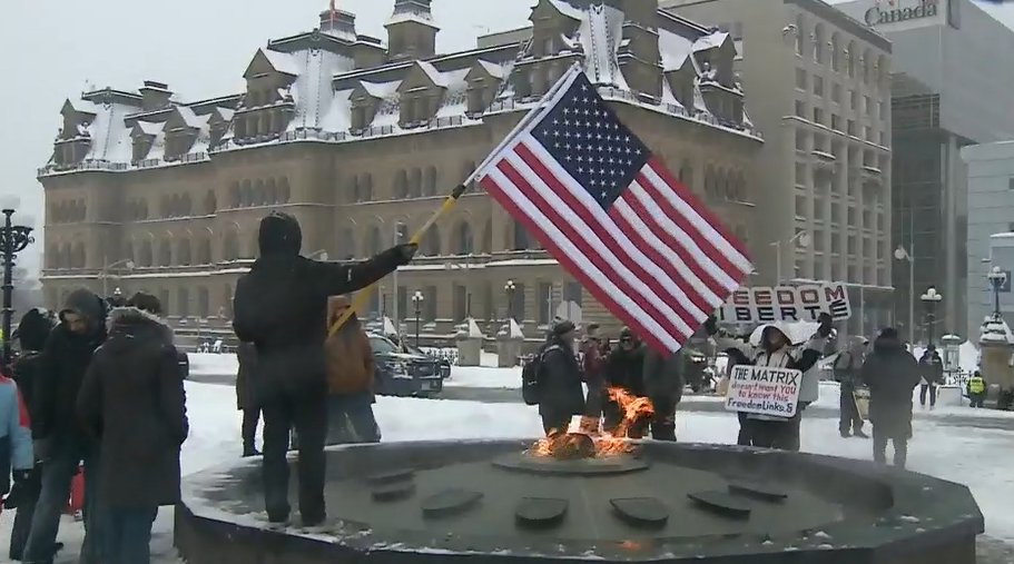 Canadian #FreedomConvoy pride and intelligence on full display here.... 
#clownvoy #FreedumbClownvoy #FreedomConvidiots #Convoy