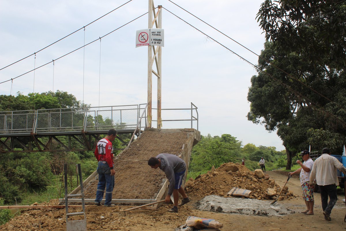 #Infórmate 
#GADMunicipal
#Alcaldía
#Mantenimiento
En el recinto la Chacra 2,  se realizan trabajos de mantenimiento del cable extensor del puente peatonal y además se efectúa la construcción de una rampa de hormigón al inicio del mismo.