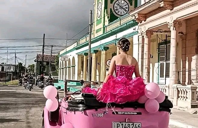 Roxana vive en el Hogar para niños sin amparo familiar de Camajuaní Ella cumplió 15 años Su fantasía residía en vivir con pasión su día de princesa Bailó el vals,con su hermano Jorgito.Brindó por el futuro junto a sus hermanas y sus amigas
A quienes cristalizaron su sueño gracias