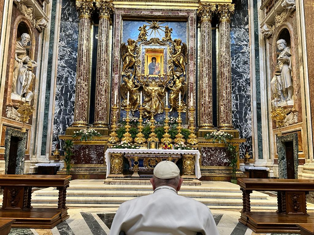vaticannews_fr's tweet photo. 🙏 Comme avant chaque voyage apostolique, @Pontifex_fr s'est rendu ce lundi après-midi à la basilique Sainte-Marie-Majeure pour prier devant l'icône de Marie Salus Populi Romani et lui confier son déplacement en #RDCongo🇨🇩 et au #SoudanduSud🇸🇸, qui débute demain. https://t.co/88SNL95PLD
