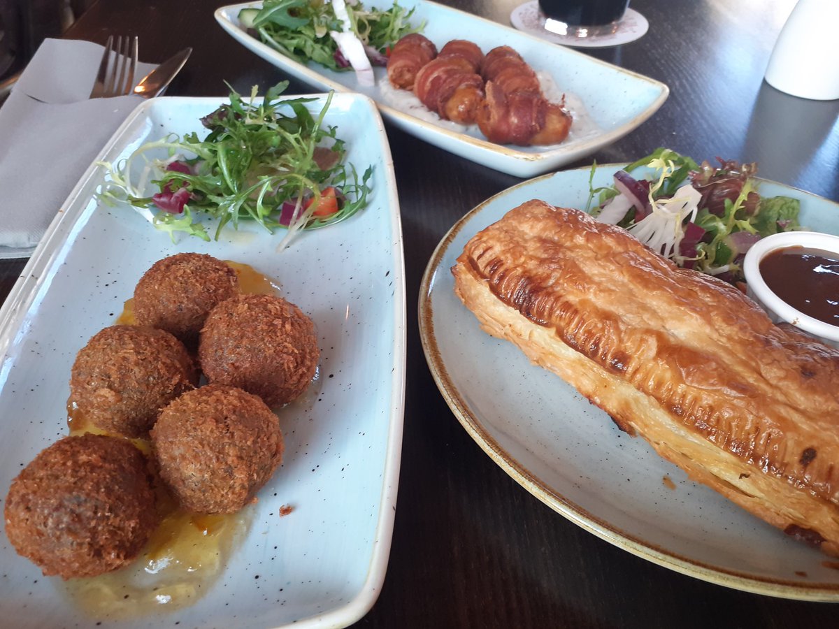 sandymb1956's tweet photo. Always like a beer #Ryries #Haymarket #Edinburgh especially if,like today Ive got time for some of the Scottish type Tapas small plates,Haggis Bon Bons with Drambuie Marmalade/ Mini Sausages with Bacon, Honey Mayo/Venison and Merlot Sausage Roll 😋
@Orkneybrewery Dark Island😋🍺 https://t.co/t7aBbPA39P