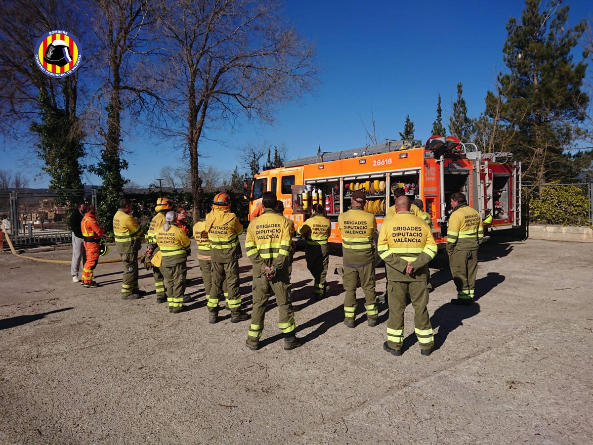 BombersValencia's tweet photo. 🔥⛰️Continuem amb les pràctiques conjuntes d'estesa de mànegues a l'àmbit forestal

👥 Hui amb personal @BombersValencia de #bombers, coordinadors forestals, comandaments #BRIFO i diverses unitats #BRIFO. 

📍Realitzades a: Gandia, Sagunt, Sinarcas https://t.co/bJC0tkqUOL