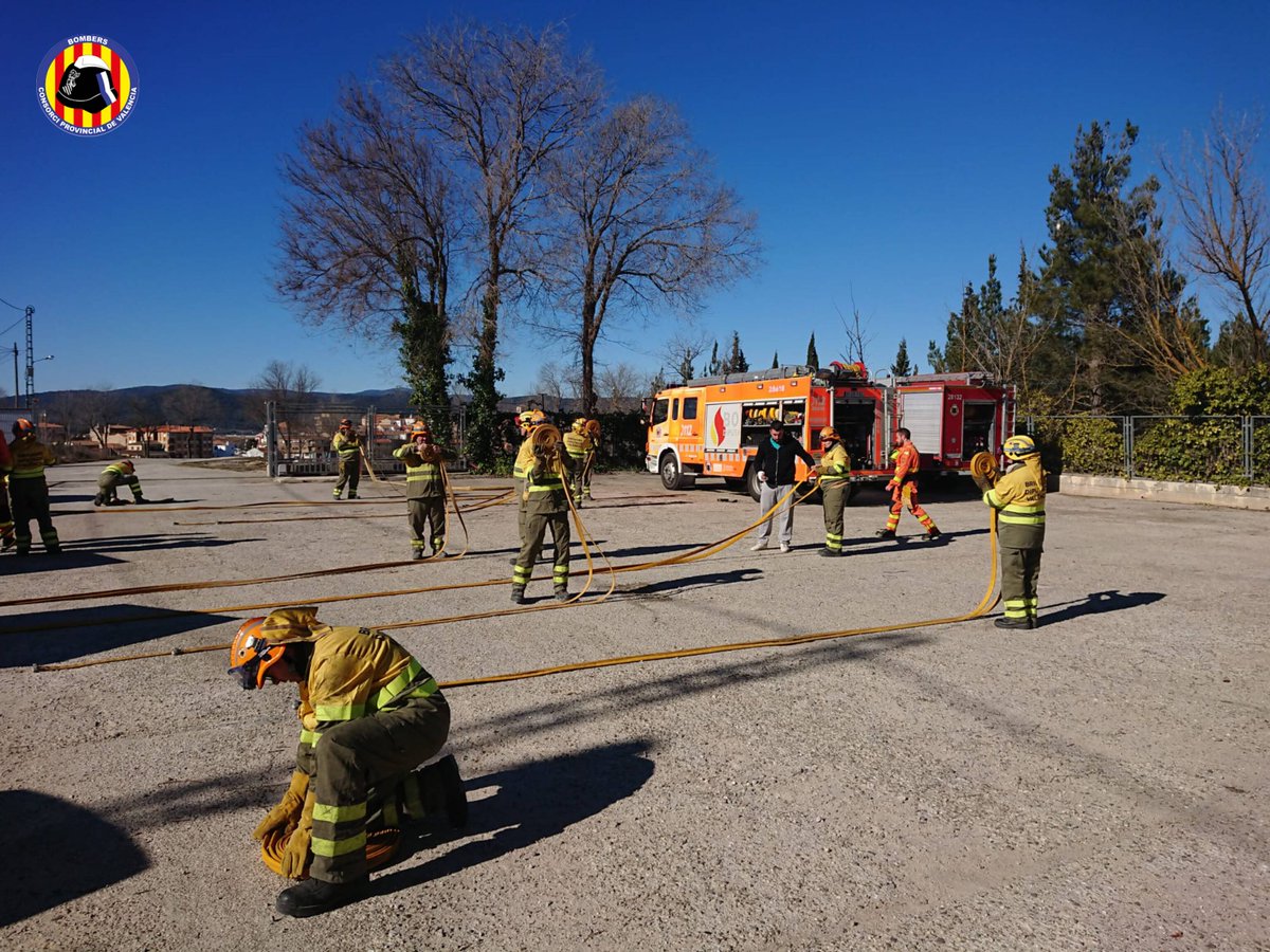 BombersValencia's tweet photo. 🔥⛰️Continuem amb les pràctiques conjuntes d'estesa de mànegues a l'àmbit forestal

👥 Hui amb personal @BombersValencia de #bombers, coordinadors forestals, comandaments #BRIFO i diverses unitats #BRIFO. 

📍Realitzades a: Gandia, Sagunt, Sinarcas https://t.co/bJC0tkqUOL
