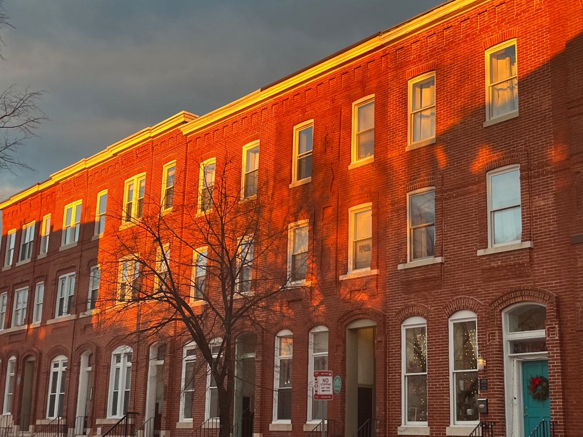 bmoreheritage's tweet photo. A brilliant evening in Station North last week #nofilter #baltimore #stationnorth #rowhouses #sunset #historicpreservation #bmoreheritage #neighborhoods https://t.co/ZAicRQNB2W