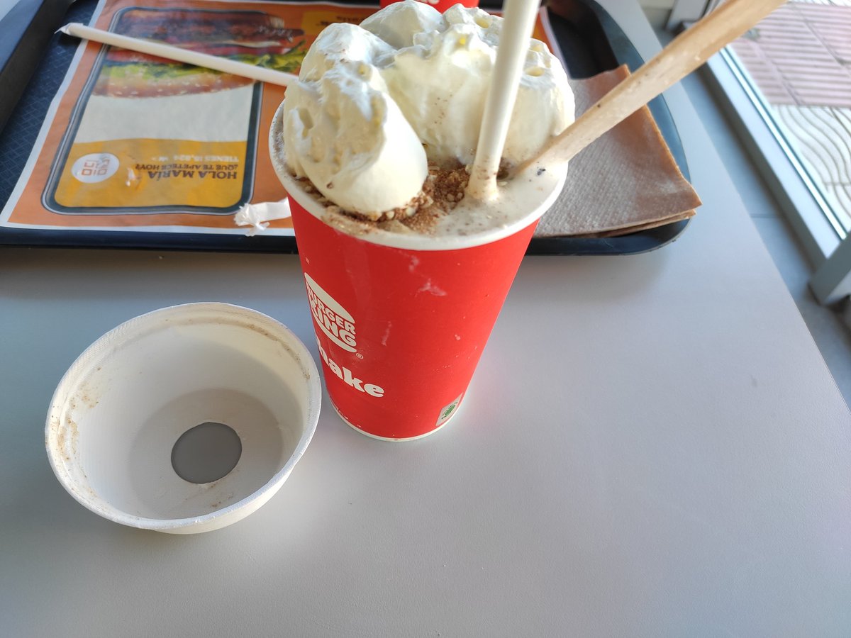 huronin88's tweet photo. @burgerking_es @burgerking_es cobras por el uso de plástico si luego es todo de cartón? https://t.co/TAEDMiYRil