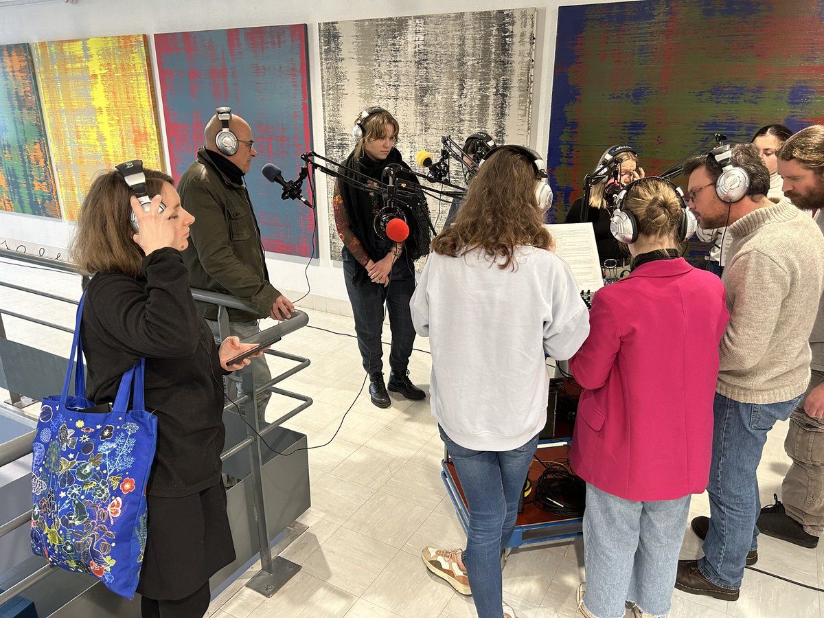 La journaliste Lou Garçon du Parisien vient voir comment nos élèves de <a href="/PressePrevert/">L'Atelier médias / Jacques a dit !</a> travaillent. En ce moment elles interviewent Jean-Philippe Gomez qui expose au lycée.