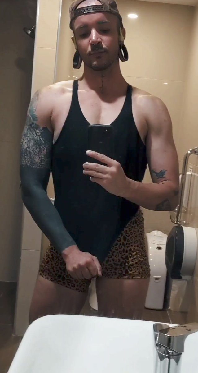 you_cail_me's tweet photo. Seeing as twitter wouldn't upload my chest flex video, have some screenshots. 💪 #ftm #femaletochest #nonbinary #gym #flex #22daystillteetyeet #personaltrainer #queer #queerperth #gayperth https://t.co/OdCUw0HIUV