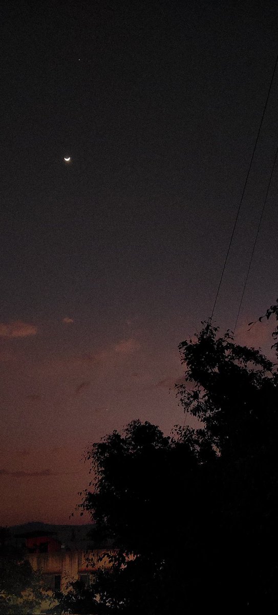 RankhambDevidas's tweet photo. sometimes the moon is all I have.🤌❤️
#shotonvivo #vivo #moon #photography https://t.co/kagAjvSMIt