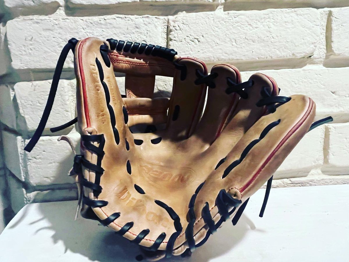 Braylin_2_Kent's tweet photo. Big shoutout to Southern Glove Works for getting my #A2000 re-laced, conditioned and looking 🔥 for the upcoming season! #SupportSmallBusinesses #LocalPartner #WilsonA2K https://t.co/tV87AJZ1f5