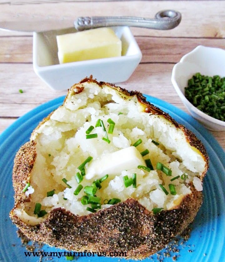 Do you know how to make the absolutely best baked jacket potatoes?    See these easy steps on how to make a crispy skin baked potato. #BakedPotato #JacketPotato 
Recipe>> myturnforus.com/best-baked-pot…
