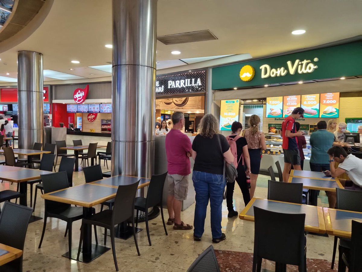 vanev87's tweet photo. Larga la cola Don Vito, el comercio no para y los paraguayos apoyan las empresas de Cartes para seguir dando trabajo a familias paraguayas💪🇵🇾 https://t.co/iboJYJAG31