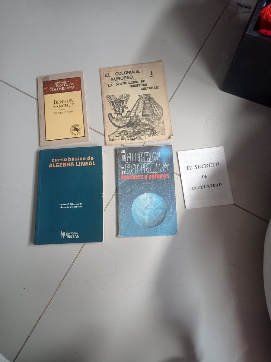 Ayer visité a un señor con un sueño: tener una biblioteca comunitaria. La falta de interés por parte de las personas hacía la lectura acabó con este sueño y terminó siendo una estantería llena de libros polvorientos y tristes en una finca en alguna vereda del Tolima. 
Sigo +
