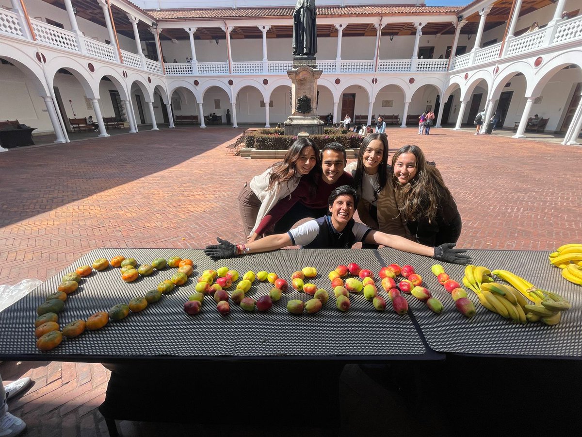 URosario's tweet photo. ¡Bienvenidos Rosaristas! Los recibimos hoy en todas las sedes con una fruta de @siembraco, directamente del campo colombiano para iniciar el semestre. #RosaristaSostenible https://t.co/b38nvPeUqA