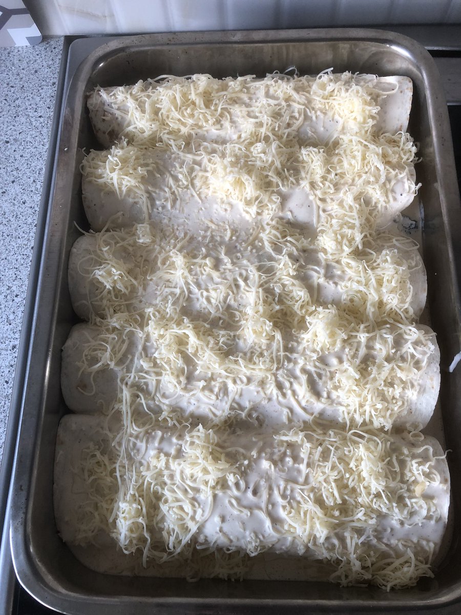 andrikeloss's tweet image. Πριν και μετά! 
@A_petretzikis έκανα μια μικρή παραλλαγή στην γέμιση! Έβαλα και κιμά! 😉 #kitchenlab