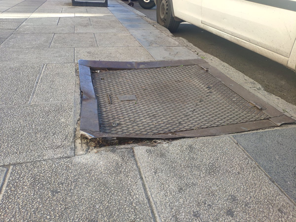 txaroski's tweet photo. Menuda caída he tendido en la calle Alto de Extremadura hoy. Frente al BM. He salido volando literalmente. Espero que el ayuntamiento de @MADRID lo arregle, porque como se tropiece una persona mayor la cosa puede ser muy seria. @AVPdA https://t.co/LGcOtWTOAW